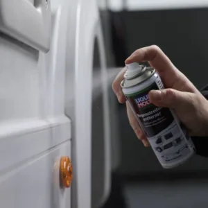 Liqui Moly Camping Produkt beim Auftragen auf ein Wohnmobil